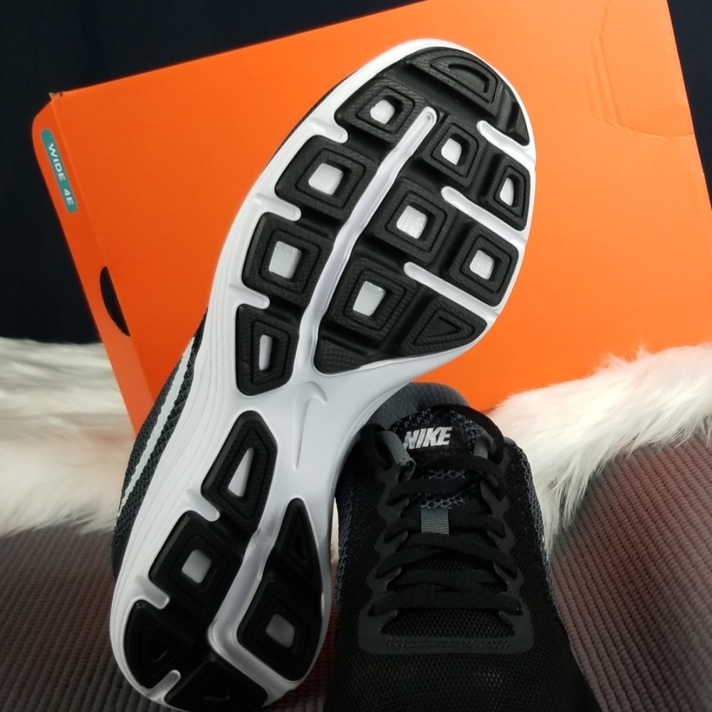 Nike Revolution 3 Wide (4E) - Picture 4 of 7